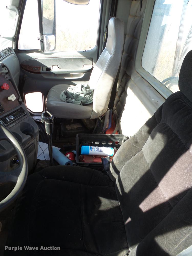 image for item BJ9928 2007 Freightliner Columbia semi truck