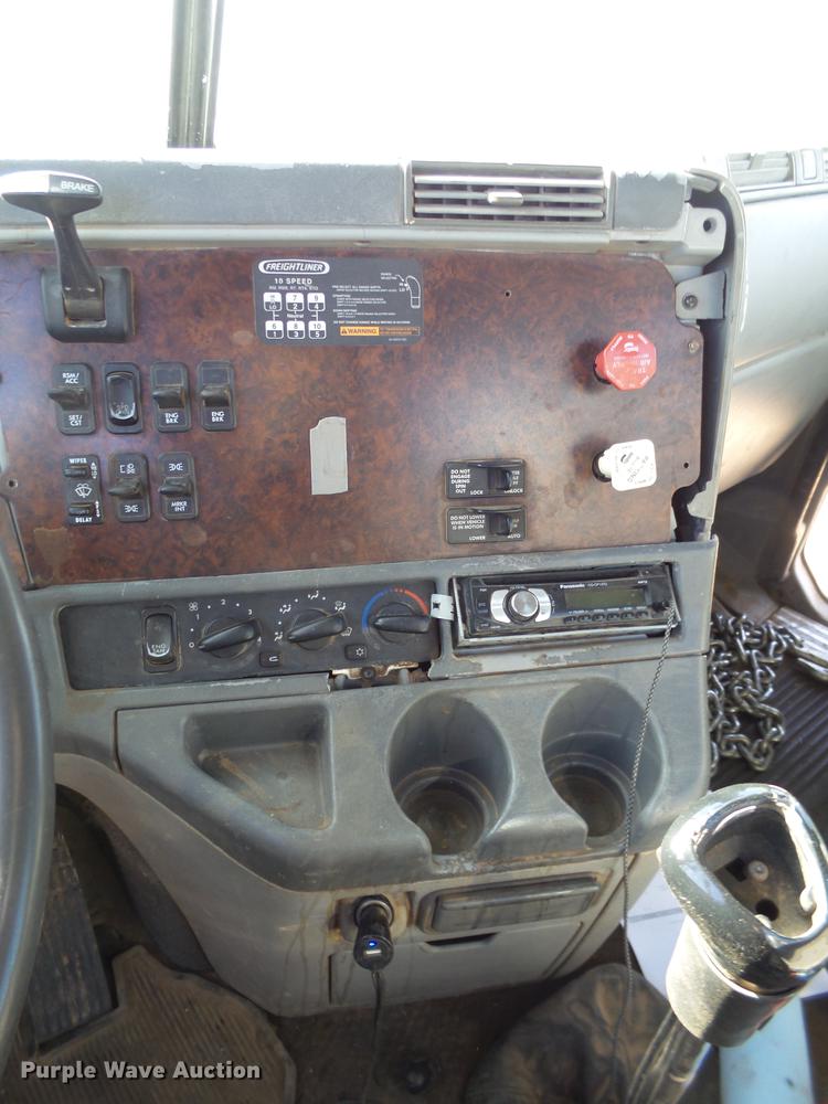 image for item BJ9928 2007 Freightliner Columbia semi truck