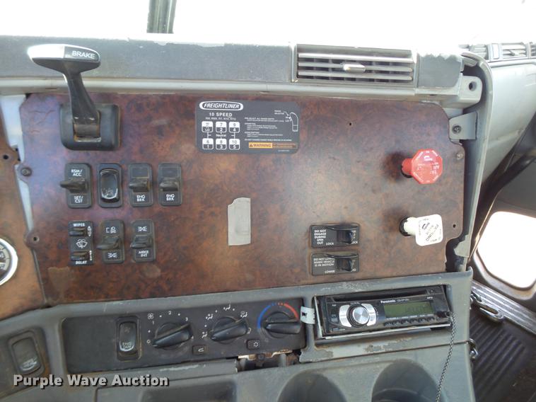 image for item BJ9928 2007 Freightliner Columbia semi truck