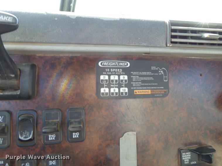 image for item BJ9928 2007 Freightliner Columbia semi truck