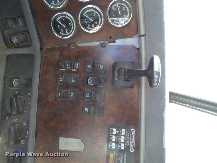 image for item BJ9928 2007 Freightliner Columbia semi truck