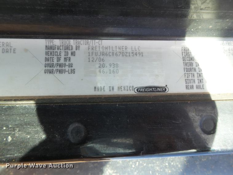 image for item BJ9928 2007 Freightliner Columbia semi truck