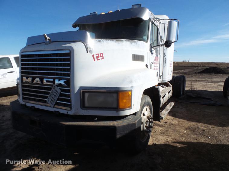 image for item BJ9929 1998 Mack CH613 semi truck