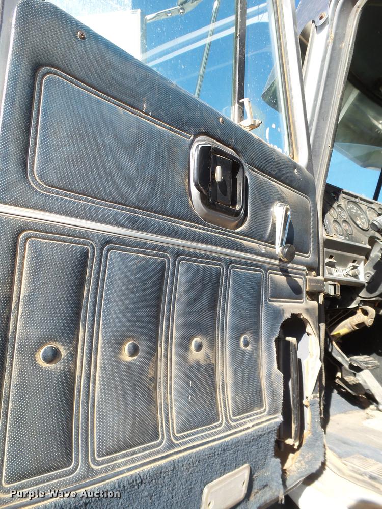 image for item BJ9929 1998 Mack CH613 semi truck