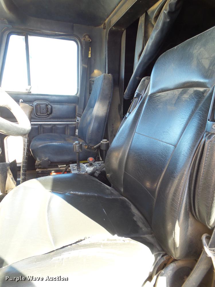 image for item BJ9929 1998 Mack CH613 semi truck