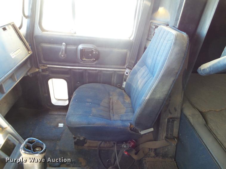 image for item BJ9929 1998 Mack CH613 semi truck