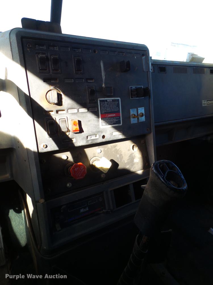 image for item BJ9929 1998 Mack CH613 semi truck