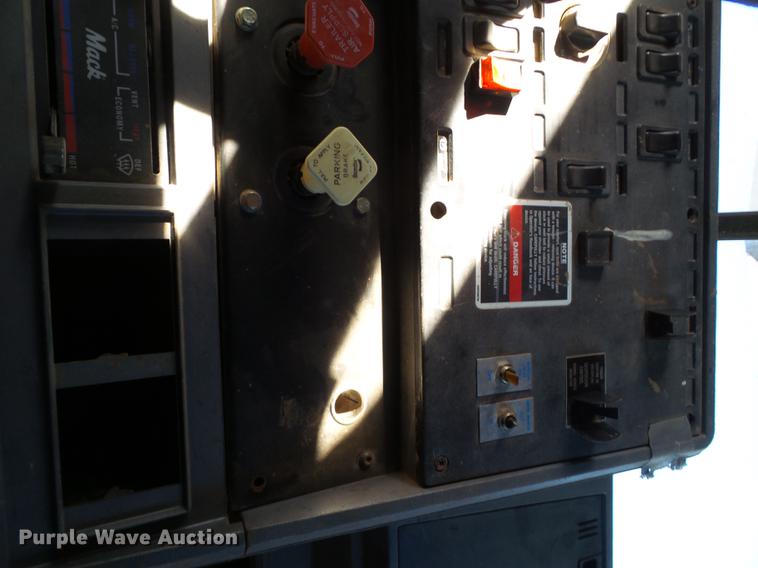 image for item BJ9929 1998 Mack CH613 semi truck