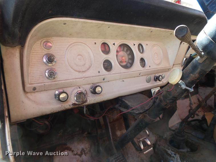 image for item BJ9954 1968 Ford 600 grain truck