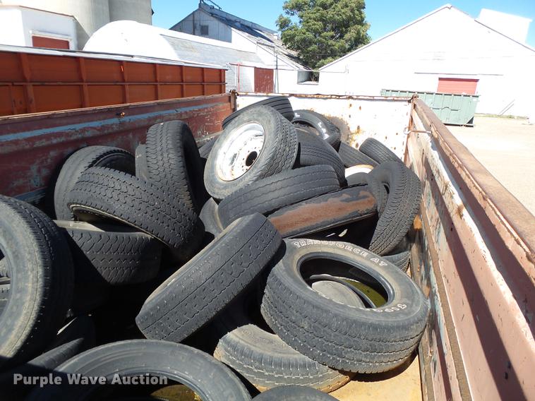 image for item BJ9954 1968 Ford 600 grain truck