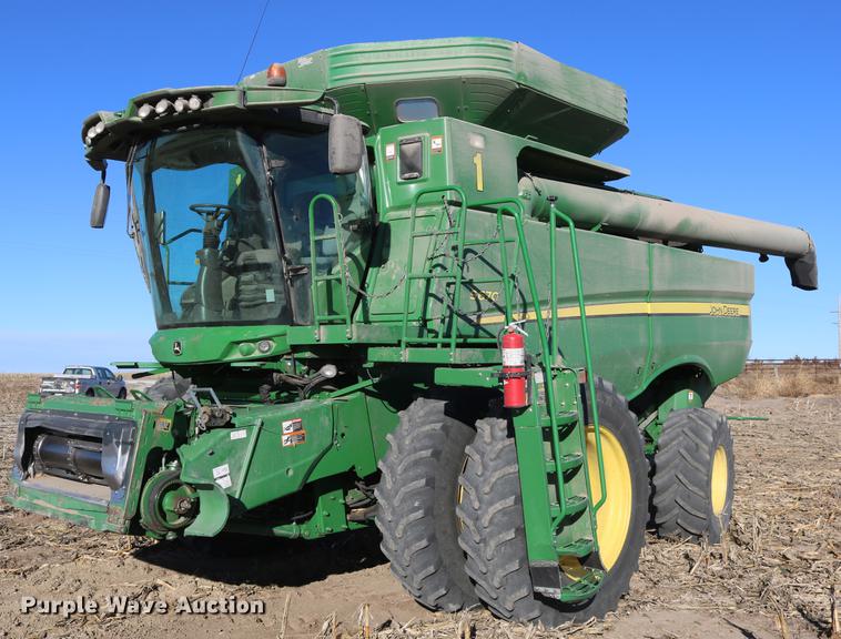 image for item BK9258 2013 John Deere S670 STS combine