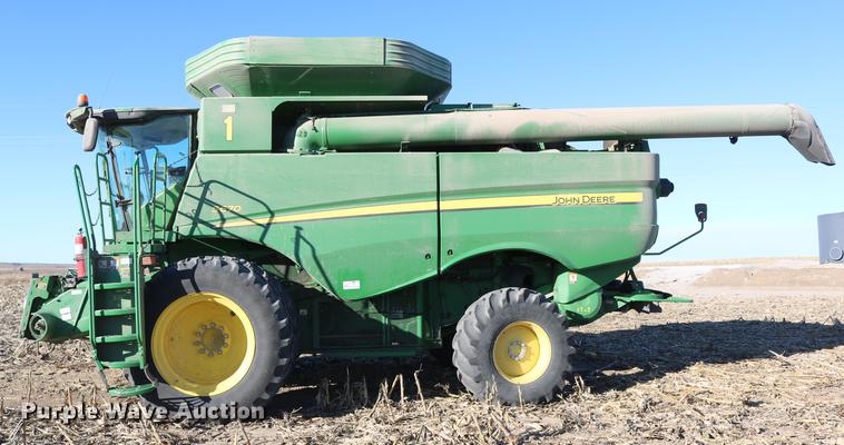 image for item BK9258 2013 John Deere S670 STS combine