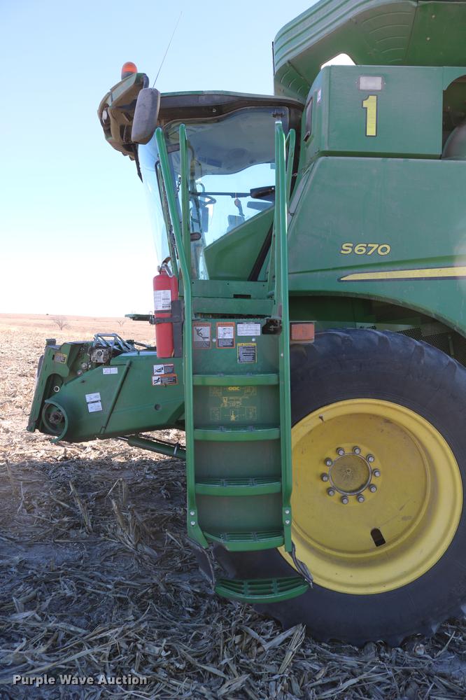 image for item BK9258 2013 John Deere S670 STS combine