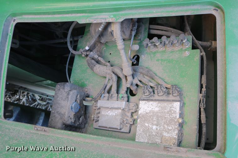 image for item BK9258 2013 John Deere S670 STS combine