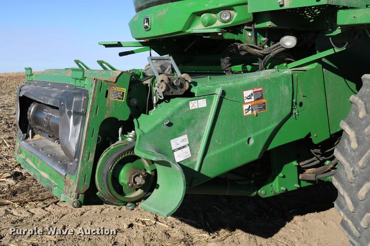 image for item BK9258 2013 John Deere S670 STS combine