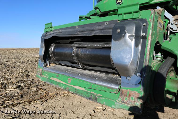 image for item BK9258 2013 John Deere S670 STS combine