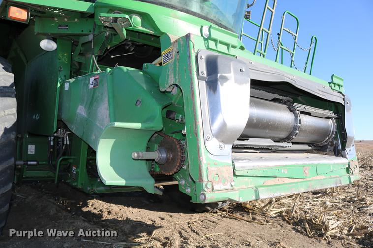 image for item BK9258 2013 John Deere S670 STS combine