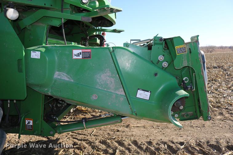 image for item BK9258 2013 John Deere S670 STS combine