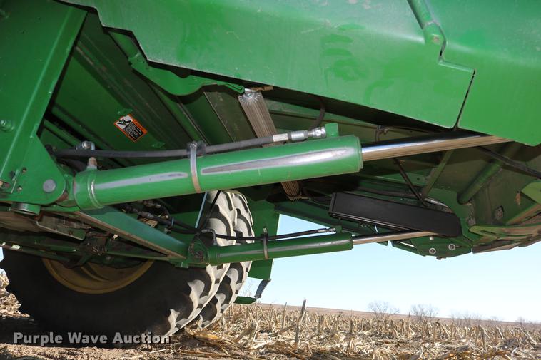 image for item BK9258 2013 John Deere S670 STS combine