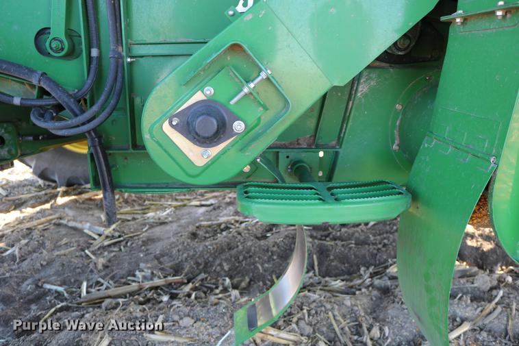 image for item BK9258 2013 John Deere S670 STS combine