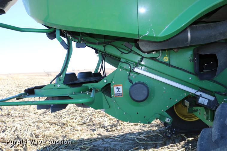 image for item BK9258 2013 John Deere S670 STS combine