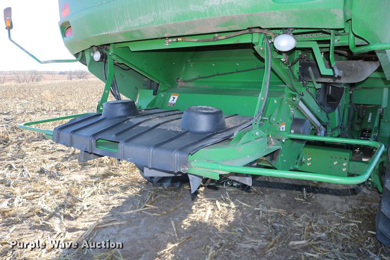 image for item BK9258 2013 John Deere S670 STS combine