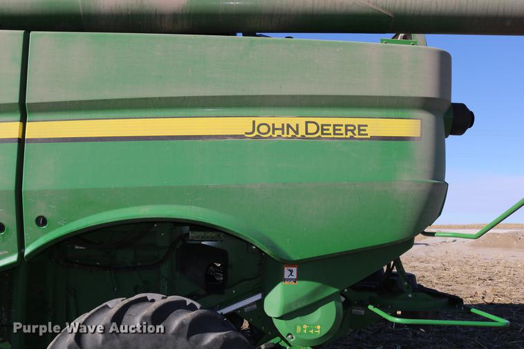 image for item BK9258 2013 John Deere S670 STS combine
