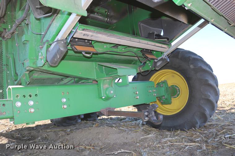 image for item BK9258 2013 John Deere S670 STS combine