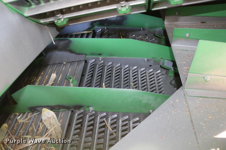 image for item BK9258 2013 John Deere S670 STS combine