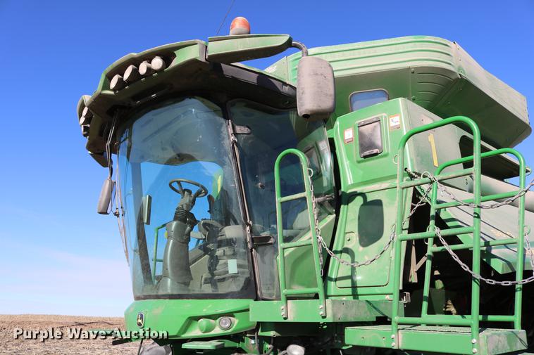 image for item BK9258 2013 John Deere S670 STS combine