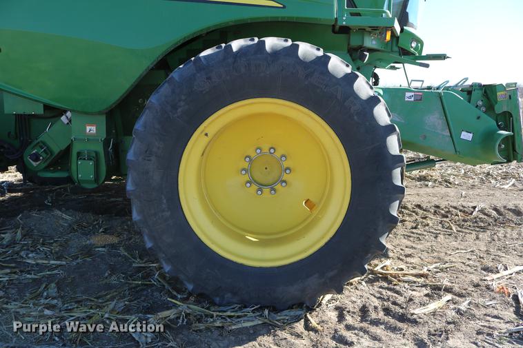image for item BK9258 2013 John Deere S670 STS combine