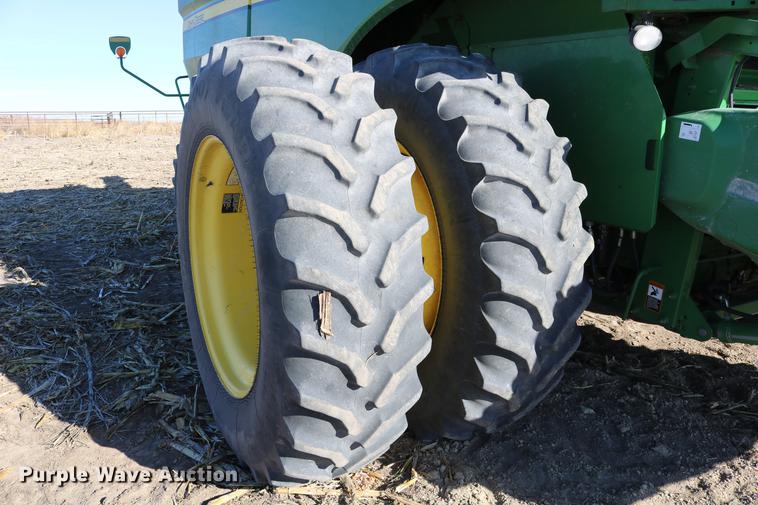 image for item BK9258 2013 John Deere S670 STS combine