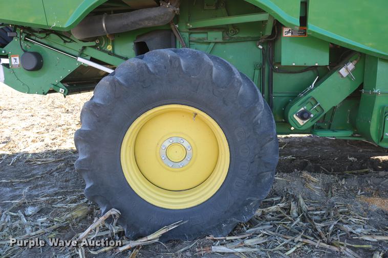 image for item BK9258 2013 John Deere S670 STS combine