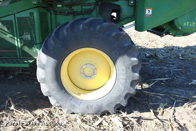 image for item BK9258 2013 John Deere S670 STS combine