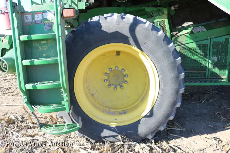 image for item BK9258 2013 John Deere S670 STS combine