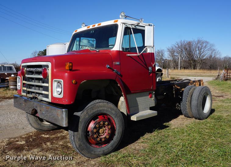 image for item DA1458 1984 International 51800 cab and chassis