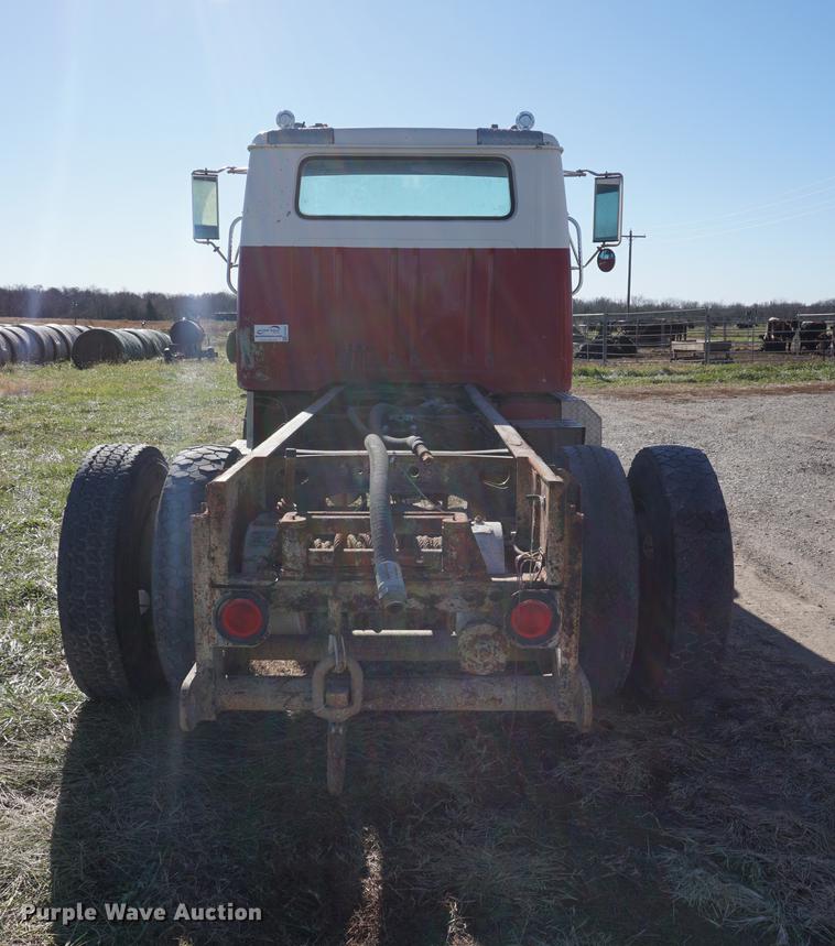 image for item DA1458 1984 International 51800 cab and chassis