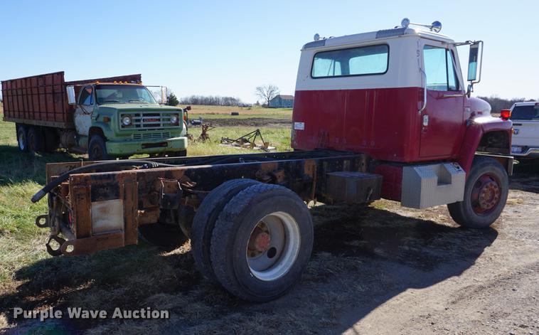 image for item DA1458 1984 International 51800 cab and chassis