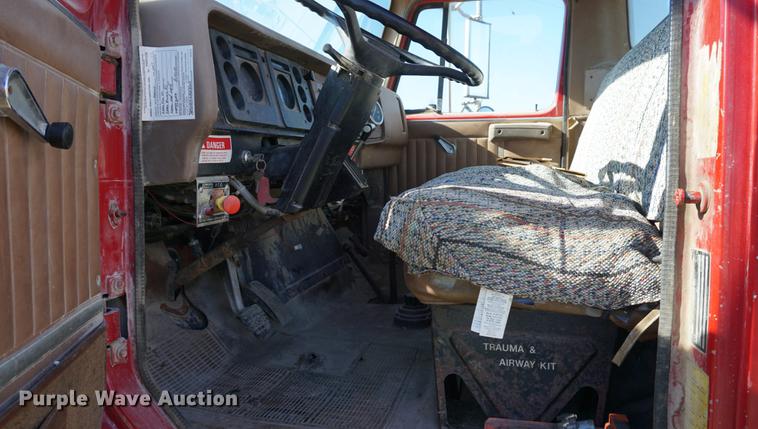 image for item DA1458 1984 International 51800 cab and chassis