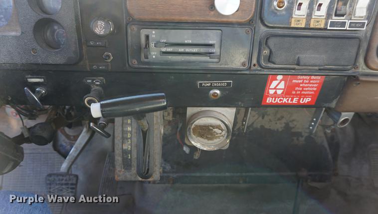 image for item DA1458 1984 International 51800 cab and chassis