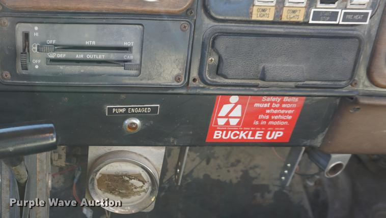 image for item DA1458 1984 International 51800 cab and chassis