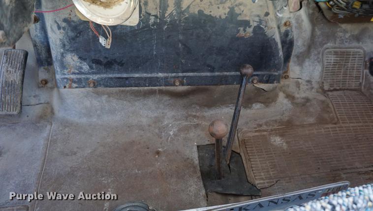 image for item DA1458 1984 International 51800 cab and chassis