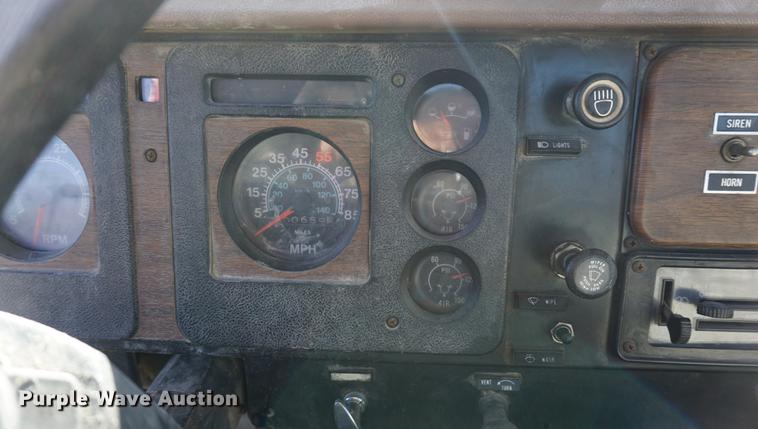 image for item DA1458 1984 International 51800 cab and chassis