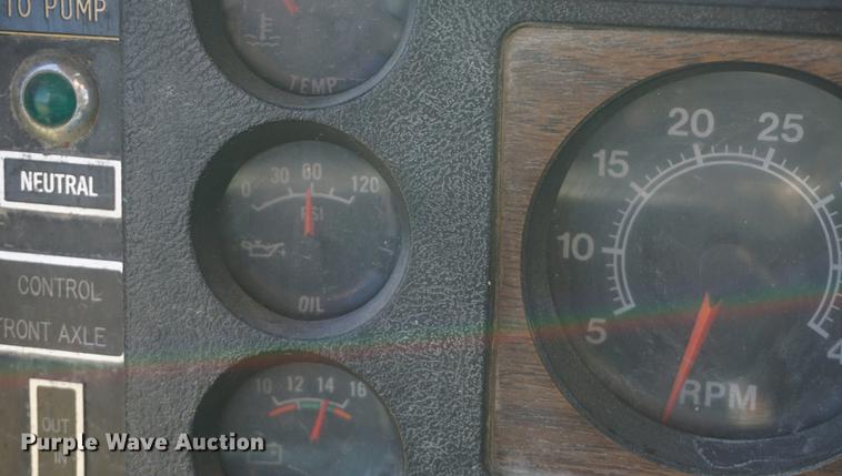 image for item DA1458 1984 International 51800 cab and chassis