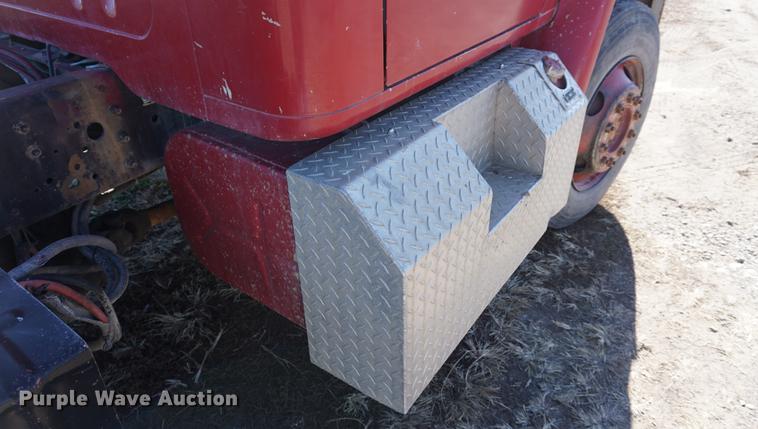 image for item DA1458 1984 International 51800 cab and chassis