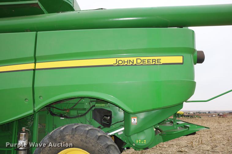 image for item DB1167 2013 John Deere S670 STS combine