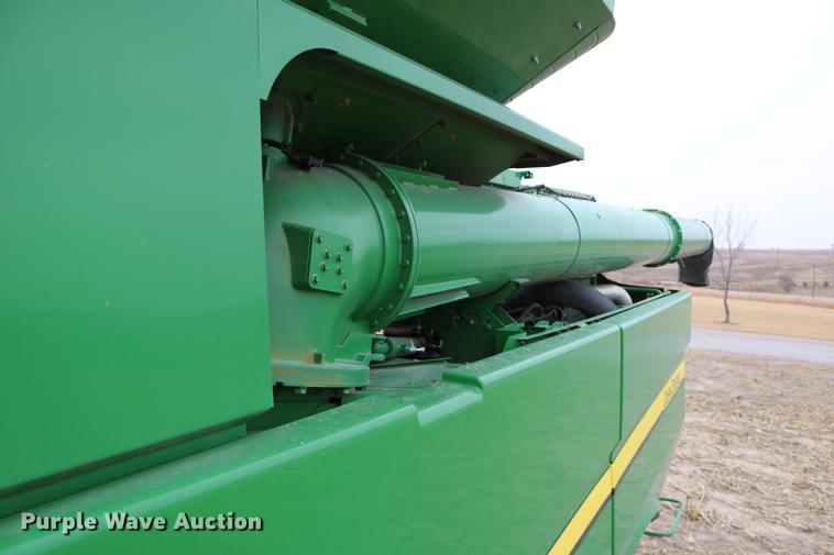 image for item DB1168 2013 John Deere S670 STS combine