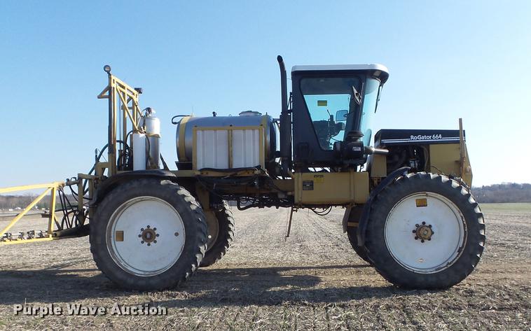 image for item DB6274 1994 Ag-Chem RoGator 664 self-propelled sprayer