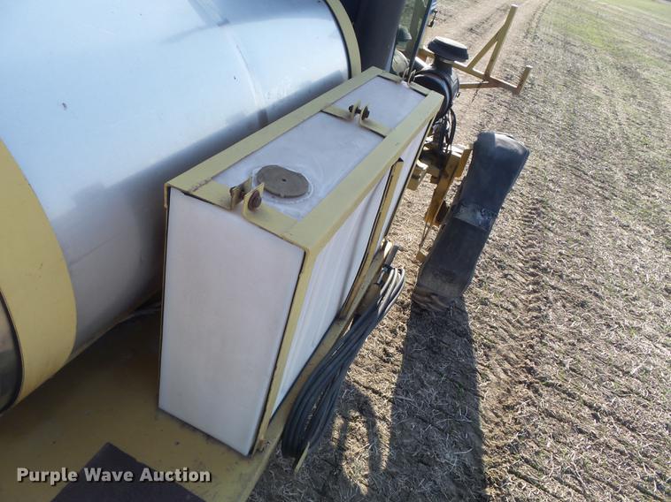 image for item DB6274 1994 Ag-Chem RoGator 664 self-propelled sprayer