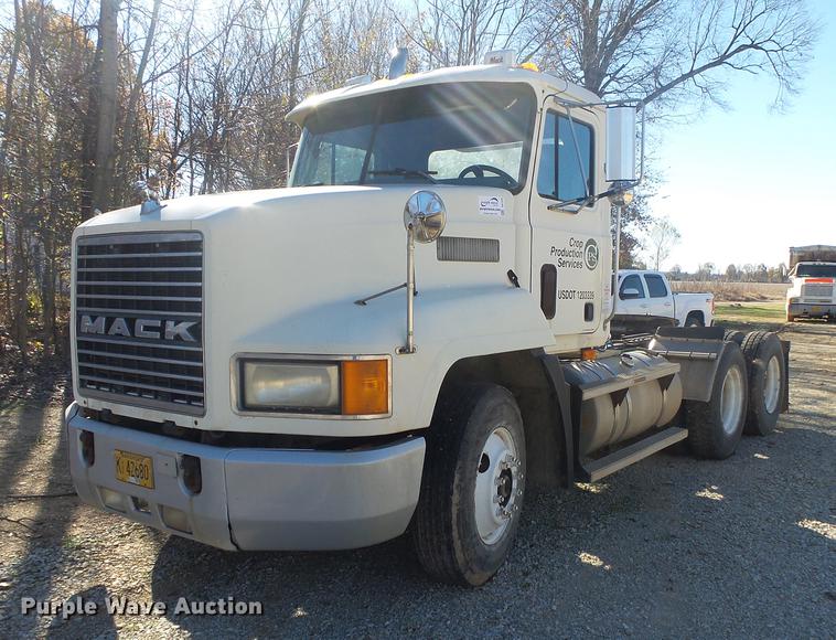 image for item DB7339 1999 Mack CH613 semi truck